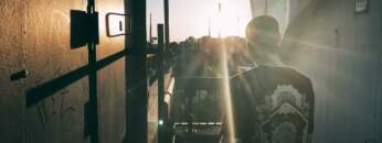 Klanglos – Voices In My Head (Official Video)